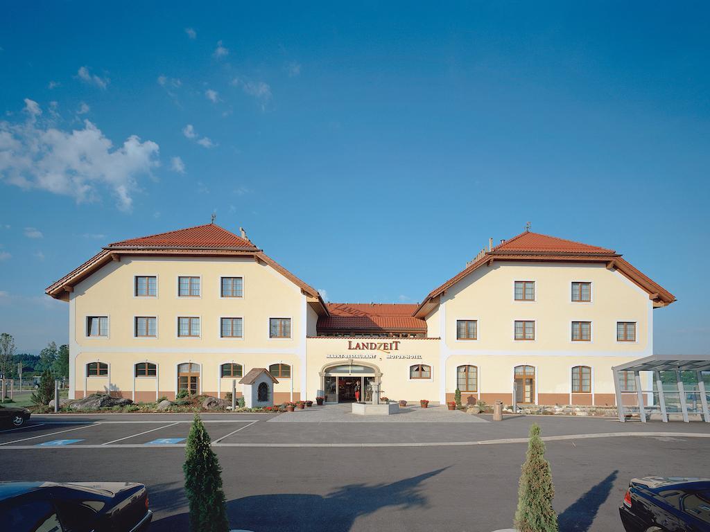 Hotel Landzeit Restaurant Voralpenkreuz Sattledt Exterior foto